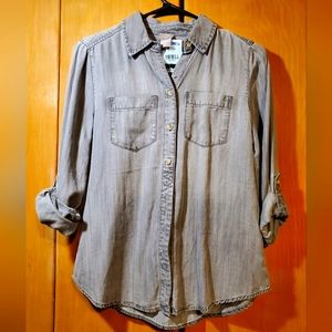 NWT Chico's women's casual button down shirt. Size 00p.